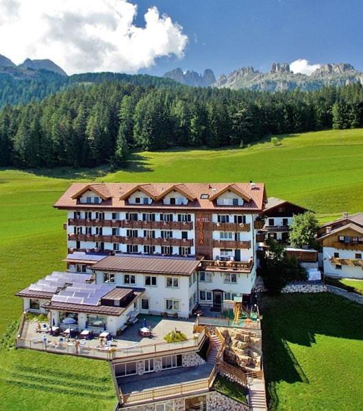 Family & Wellness Hotel Fontana Vigo di Fassa Bagian luar foto