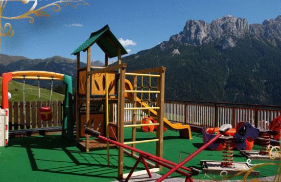 Family & Wellness Hotel Fontana Vigo di Fassa Bagian luar foto